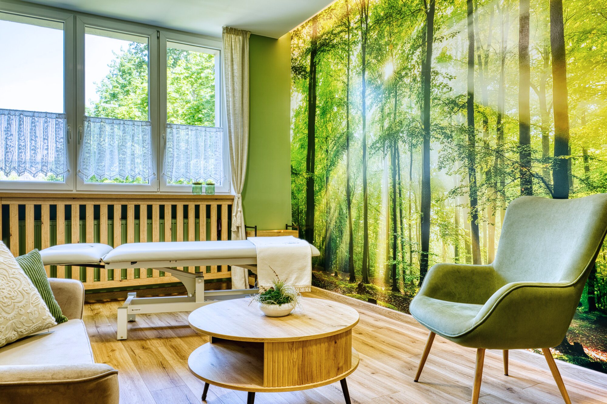 Wnętrze gabinetu Essentia z leśną fototapetą